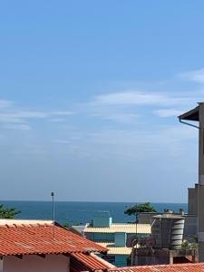 uma vista para o oceano a partir dos telhados dos edifícios em APARTAMENTO 3 dormitorio VISTA PARA MAR em Bombinhas
