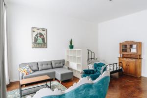salon z kanapą i stołem w obiekcie Podzamcze 24 Apartments w Krakowie