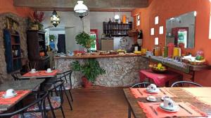 a restaurant with tables and chairs and a counter at Pousada Esquina de Lavras in Lavras Novas
