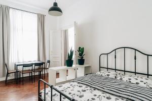 sypialnia z łóżkiem i stołem oraz jadalnia w obiekcie Podzamcze 24 Apartments w Krakowie