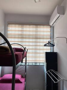 シティアワンにあるRose Homestayの二段ベッドが2つと窓のある部屋
