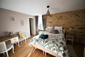 Giường trong phòng chung tại La Vallée du Launay