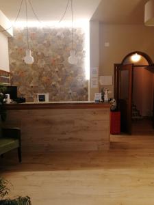 a lobby with a stone wall and a cash counter at B&B Al Cavaliere in Lorica