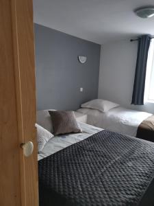 a small bedroom with two beds and a window at Gîtes Les Grandes Voies - Clé Vacances in Le Ménil