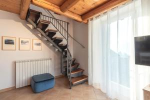 TV a/nebo společenská místnost v ubytování Casa del Borgo "Aria & Acqua" sul Lago Maggiore