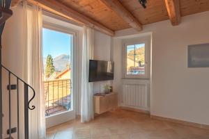 TV a/nebo společenská místnost v ubytování Casa del Borgo "Aria & Acqua" sul Lago Maggiore