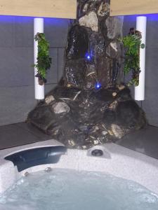 wanna z fontanną w łazience w obiekcie Apart'hotel & Spa "La Destière" w mieście La Giettaz