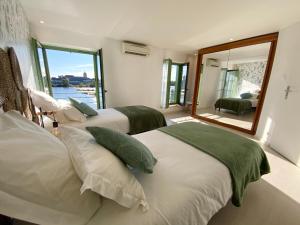 Tempat tidur dalam kamar di LA VUE LOIRE Maison
