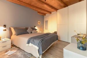 Postel nebo postele na pokoji v ubytování Casa del Borgo "Aria & Acqua" sul Lago Maggiore