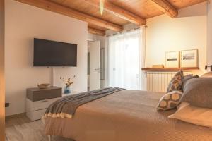Tempat tidur dalam kamar di Casa del Borgo "Aria & Acqua" sul Lago Maggiore