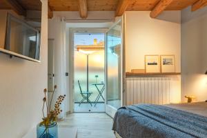 Postel nebo postele na pokoji v ubytování Casa del Borgo "Aria & Acqua" sul Lago Maggiore