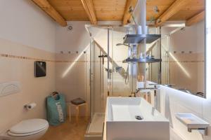 Koupelna v ubytování Casa del Borgo "Aria & Acqua" sul Lago Maggiore + 37 fotografií