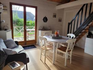 eine Küche mit einem Tisch und Stühlen im Zimmer in der Unterkunft Chalet 31 in Saint-André-dʼHébertot