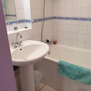 GITE MAEN ROCH في Antrain: حمام مع حوض وحوض استحمام