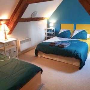 1 dormitorio con 2 camas en un ático en GITE MAEN ROCH, en Val Couesnon