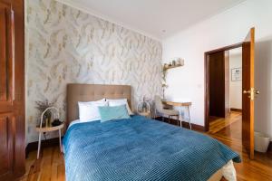 una camera con un letto e una coperta blu di Your New Home in Lisbon - AC and Fast Wi-Fi a Lisbona