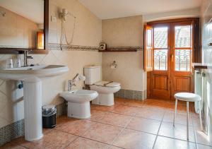 A bathroom at Can Misse