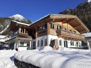 una casa grande en la nieve delante en Haus Bielefeld, en Elmen