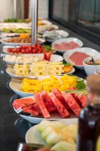 un buffet con muchos platos de comida en una mesa en RODINN Hotel en Antalya