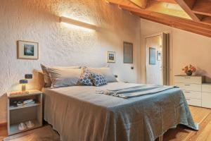 Postel nebo postele na pokoji v ubytování Casa del Borgo "Aria & Acqua" sul Lago Maggiore