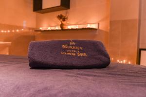 A bed or beds in a room at Hotel Iceberg Bansko