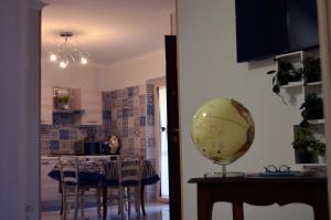 een keuken en eetkamer met een tafel en stoelen bij Midway House Italy Apartment in Sant'Egidio del Monte Albino