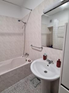 La salle de bains est pourvue d'un lavabo, d'une baignoire et d'un miroir. dans l'établissement Scenic Comfort D, à Ponta Delgada