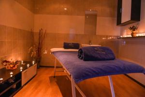 A bed or beds in a room at Hotel Iceberg Bansko