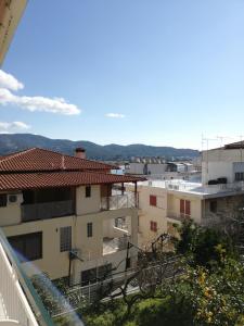 - une vue depuis le balcon d'un bâtiment dans l'établissement Rania House, à Neos Marmaras
