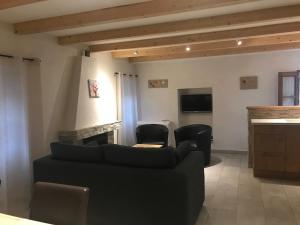 a living room with a couch and a fireplace at Casa Natalina de caractère entièrement rénovée classée 4 étoiles in Feliceto