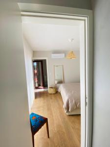 um quarto com uma cama, uma mesa e um espelho em Casa Sousa 3rd generation - Apart 1 em Boticas
