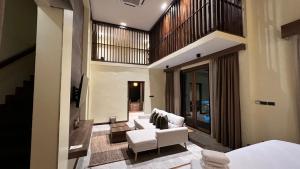 un soggiorno con divani bianchi e un balcone di The Memory Khaoyai a Pong Talong