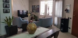 a living room with a vase on a table at J M VILLA AL MARE CON VEDUTA SPETTACOLARE in Sciacca