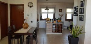 a kitchen with a table and a dining room at J M VILLA AL MARE CON VEDUTA SPETTACOLARE in Sciacca