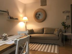 uma sala de estar com um sofá e uma mesa em Appartamento Verde Golf em Miglianico