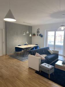 ein Wohnzimmer mit einem Sofa und einem Tisch in der Unterkunft Casa Molly appartamento Guidonia Tivoli terme in Guidonia