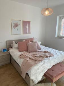Un dormitorio con una cama con almohadas rosas. en Casa Molly appartamento Guidonia Tivoli terme en Guidonia