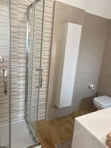 a bathroom with a glass shower and a toilet at Casa Molly appartamento Guidonia Tivoli terme in Guidonia
