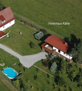 - une vue aérienne sur une maison avec une piscine dans l'établissement Ferienhaus Käthe, à Wutha-Farnroda