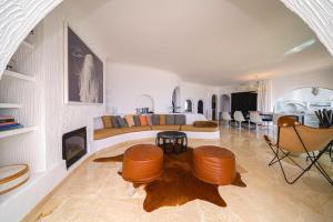 ein Schlafzimmer mit einem Bett und einem Tisch und Stühlen in der Unterkunft VERTIGO- Managed by Almarina in Benissa