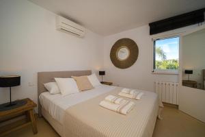 ein Schlafzimmer mit einem Bett mit zwei Handtüchern darauf in der Unterkunft VERTIGO- Managed by Almarina in Benissa + 37 Fotos