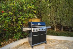 Ein für Gäste verfügbarer Grill in der Villa