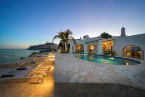 ein Haus mit einem Pool am Meer in der Unterkunft VERTIGO- Managed by Almarina in Benissa