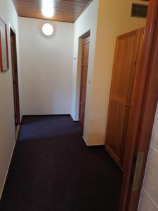 une chambre vide avec une porte et un couloir dans l'établissement Penzion Stella, à Luhačovice