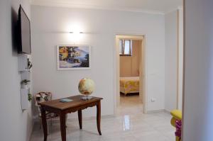 - un salon avec une table et une chambre dans l'établissement Midway House Italy, à Sant'Egidio del Monte Albino
