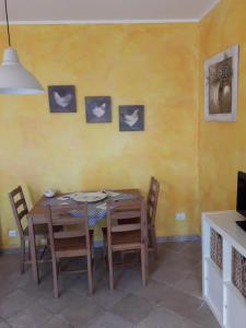 ein Esszimmer mit einem Tisch und Stühlen in der Unterkunft Casa Emily in Marinella di Sarzana