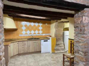 A kitchen or kitchenette at Casa Rural Les Caixes