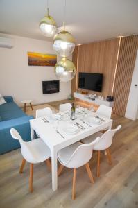 ein Esszimmer mit einem weißen Tisch und weißen Stühlen in der Unterkunft Apartmán Astrid 4 in Mikulov