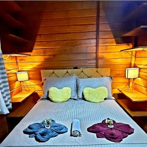 a bed with two stuffed animals on top of it at SPA Rossett em Itapoá - Luxo e conforto c piscina, hidromassagem e cromoterapia, p 22 pessoas! in Itapoa