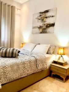 una camera da letto con un letto e un quadro sul muro di Apparemment de luxe vue piscine a Bouznika